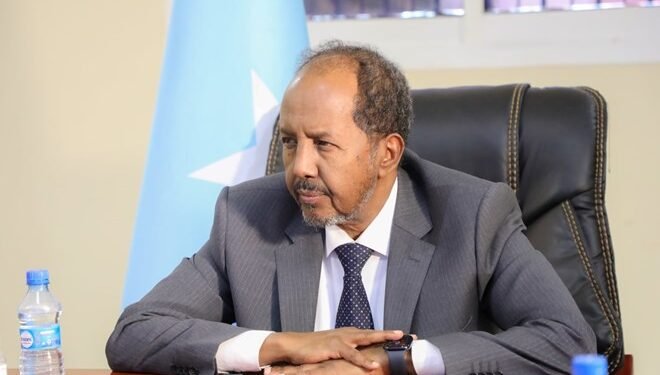 رئيس الصومال يعقد اجتماعًا خاصًا مع قادة عسكريين لمناقشة أوضاع الأمن ومحاربة حركة الشباب