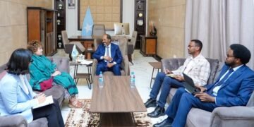 الرئيس الصومالي يلتقي مبعوث الأمم المتحدة الخاص بالصومال في مدينة طوسمريب
