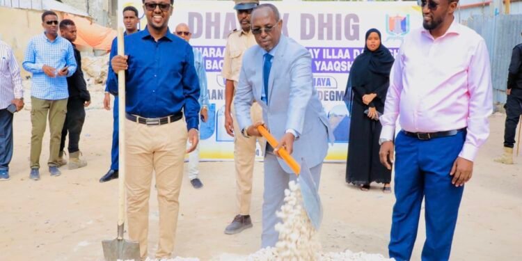 بناء طريق معبد يربط بين شارعي “سوق بعاد” و “الجنرال داؤود” في مقديشو