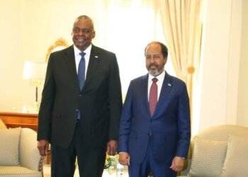 لقاء بين الرئيس الصومالي ووزير الدفاع الأمريكي في جيبوتي