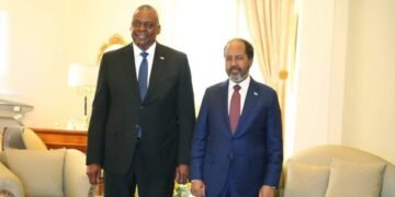 لقاء بين الرئيس الصومالي ووزير الدفاع الأمريكي في جيبوتي