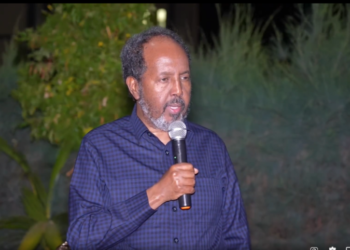 الرئيس الصومالي يعقد لقاءً تشاوريًا مع مسؤولين كبار يتقدمهم رئيس البرلمان الصومالي في مدينة طوسمريب