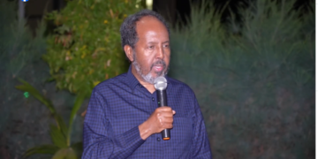 الرئيس الصومالي يعقد لقاءً تشاوريًا مع مسؤولين كبار يتقدمهم رئيس البرلمان الصومالي في مدينة طوسمريب