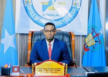 موظفون حكوميون متهمون بالفساد والاختلاس يواجهون استدعاءً قضائيًا في الصومال