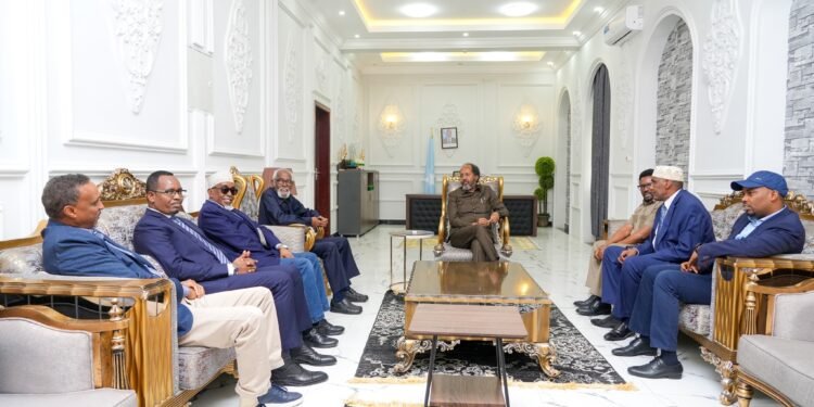 لقاء سياسي بين الرئيس الصومالي وسياسيين كبار من ولاية جنوب غرب الصومال