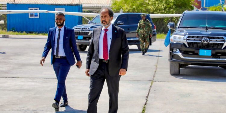 الرئيس الصومالي يغادر البلاد متوجها إلى إريتريا