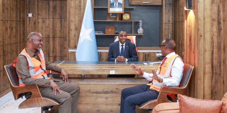 بهدف تقييم استعداداتها.. رئيس الوزراء الصومالي يتفقد مقر هيئة الكوارث الوطنية في مقديشو