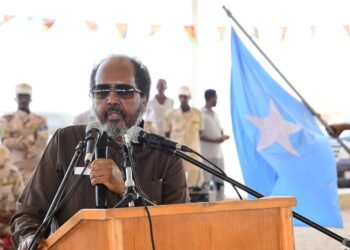 الرئيس الصومالي يتفقد قوات صومالية تتدرب في معسكرات إريتريا