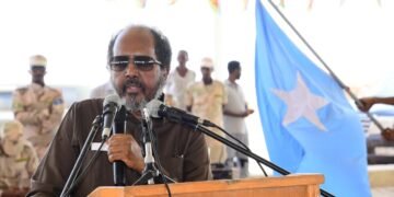 الرئيس الصومالي يتفقد قوات صومالية تتدرب في معسكرات إريتريا