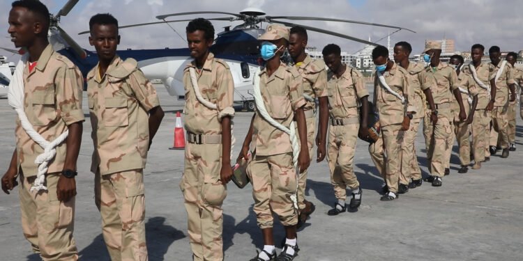 قائد الجيش الصومالي يرحب بعودة وحدات مدربة في إريتريا للمشاركة في تحرير البلاد