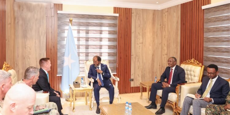 الرئيس الصومالي يجتمع في مقديشو مع مسؤولين أمريكيين لتعزبز جهود مكافحة الإرهاب