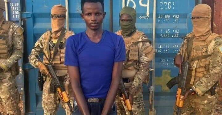 اعتقال شخص من حركة الشباب وهو يحاول الهجوم بقنبلة يدوية على منزل في مدينة كيسمايو