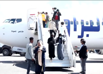 الحكومة الصومالية تعيد عشرات من المهاجرين العالقين في ليبيا إلى أرض الوطن