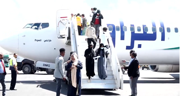 الحكومة الصومالية تعيد عشرات من المهاجرين العالقين في ليبيا إلى أرض الوطن