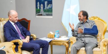 رئيس الصومال يستقبل السفير البريطاني في مقديشو