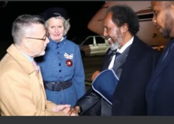 رئيس الصومال يصل إلى لندن للمشاركة في قمة الأمن الغذائي العالمي