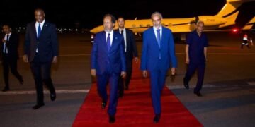 رئيس الصومال يصل إلى جيبوتي للمشاركة في قمة منظمة “إيغاد”